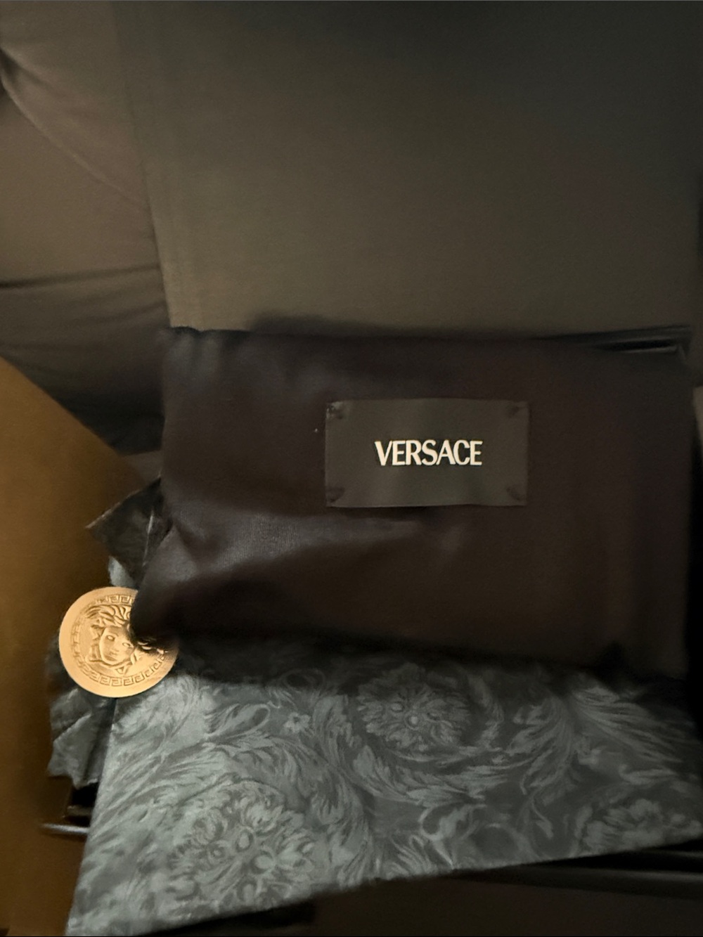 🔥Versace  Calfskin Leather Cream Patent Leather Clutch+ Gold full inclusion 🔥 - Picture 14 of 16
